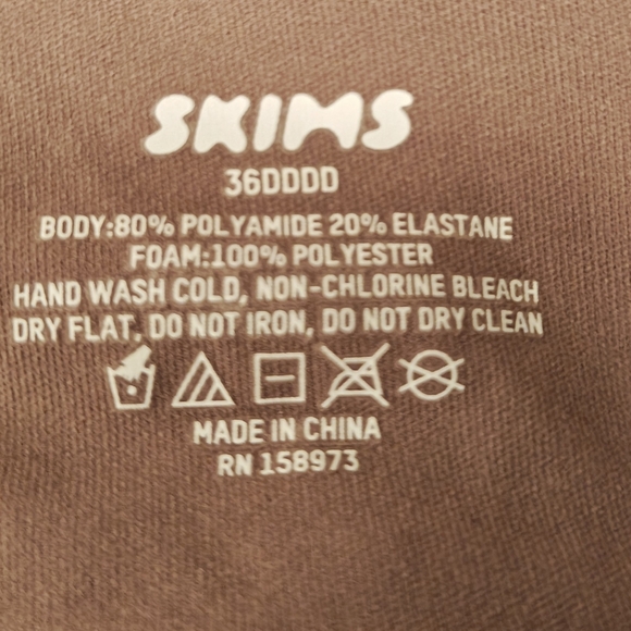 NWOT Skims Full Coverage Bra. - Picture 6 of 6